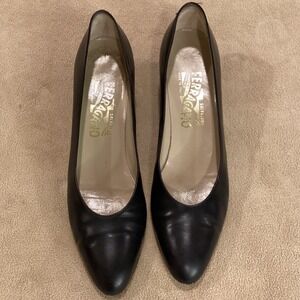 Vintage Salvadore Ferragamo Women's Black Leather Classic Heels Size 9 AAAA